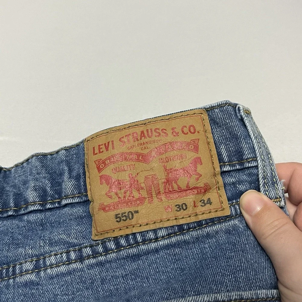 Levi's 550 Relaxed Tapered Jeans Size 30x34 Fits (29x32) Medium Wash